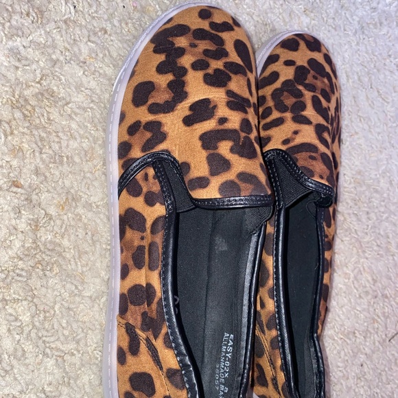 Leopard print slip on flats. Size 8.5, worn maybe 3-4 times. - Picture 2 of 4